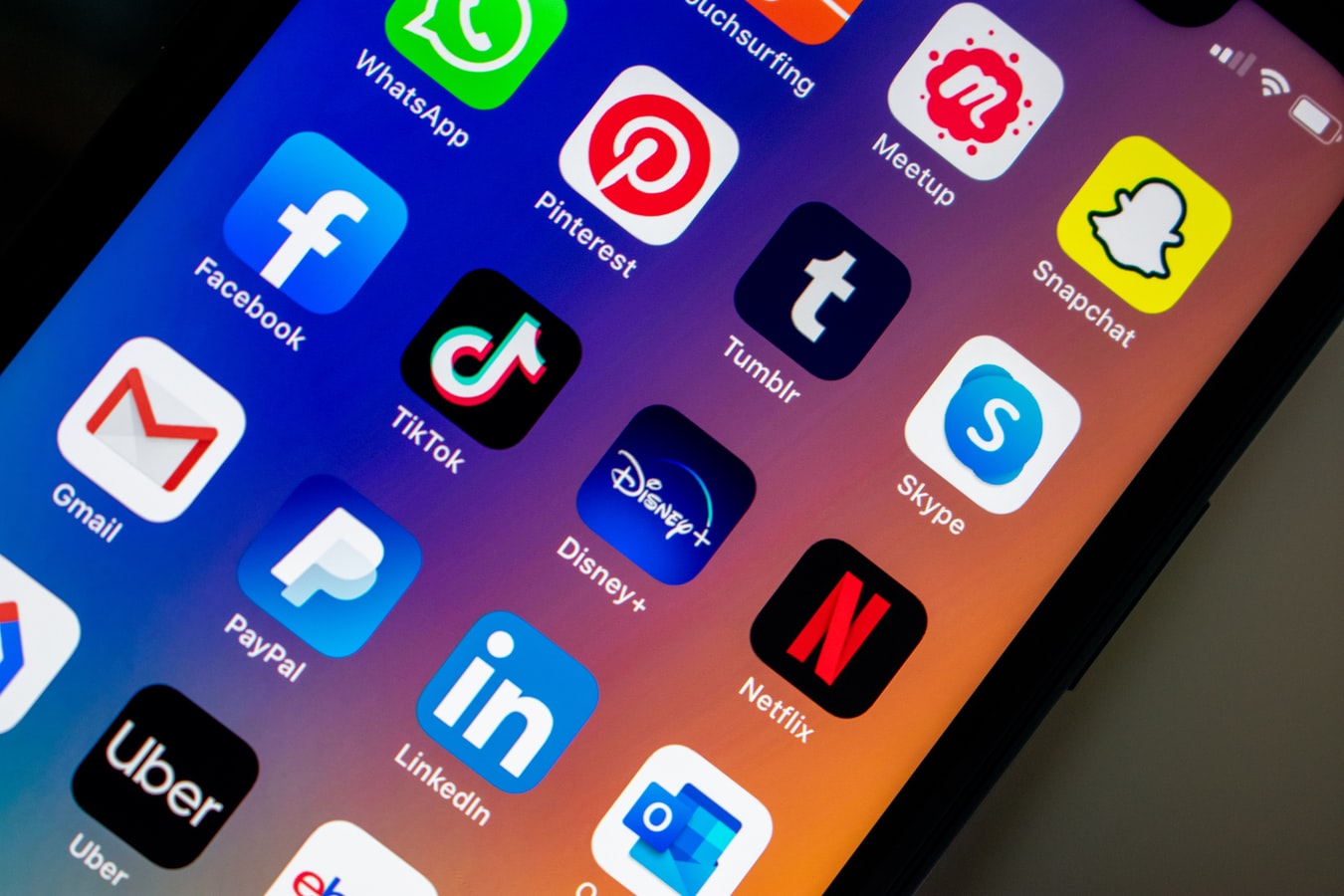 en telefon som viser ikoner for sosiale medier, inkludert Pinterest og tik tok for e-handel