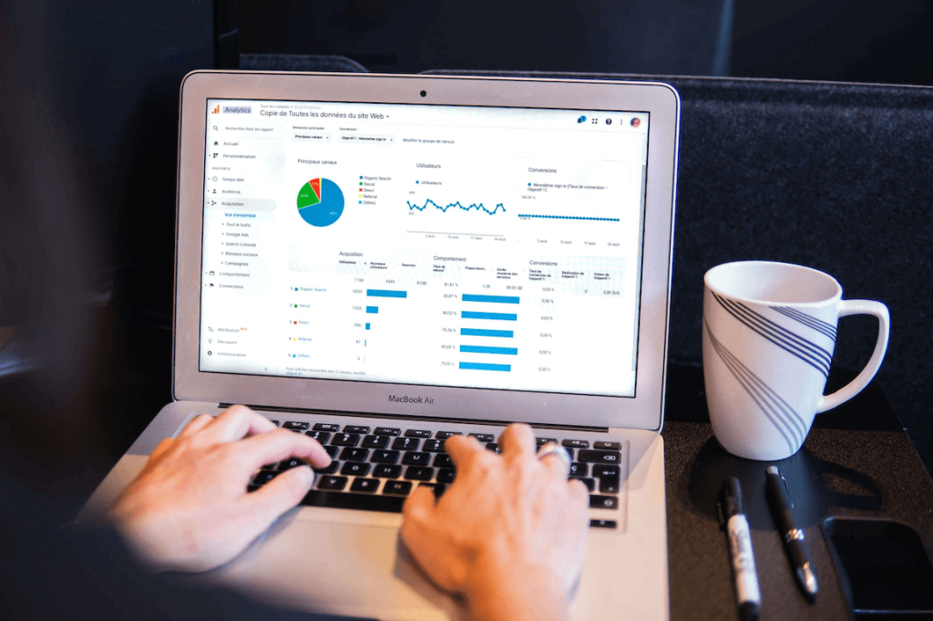 alguien tecleando en un ordenador mirando seo analytics