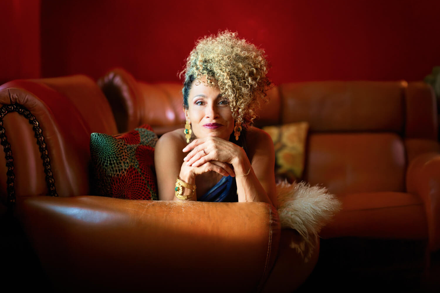 Lola Morales allongée sur un canapé